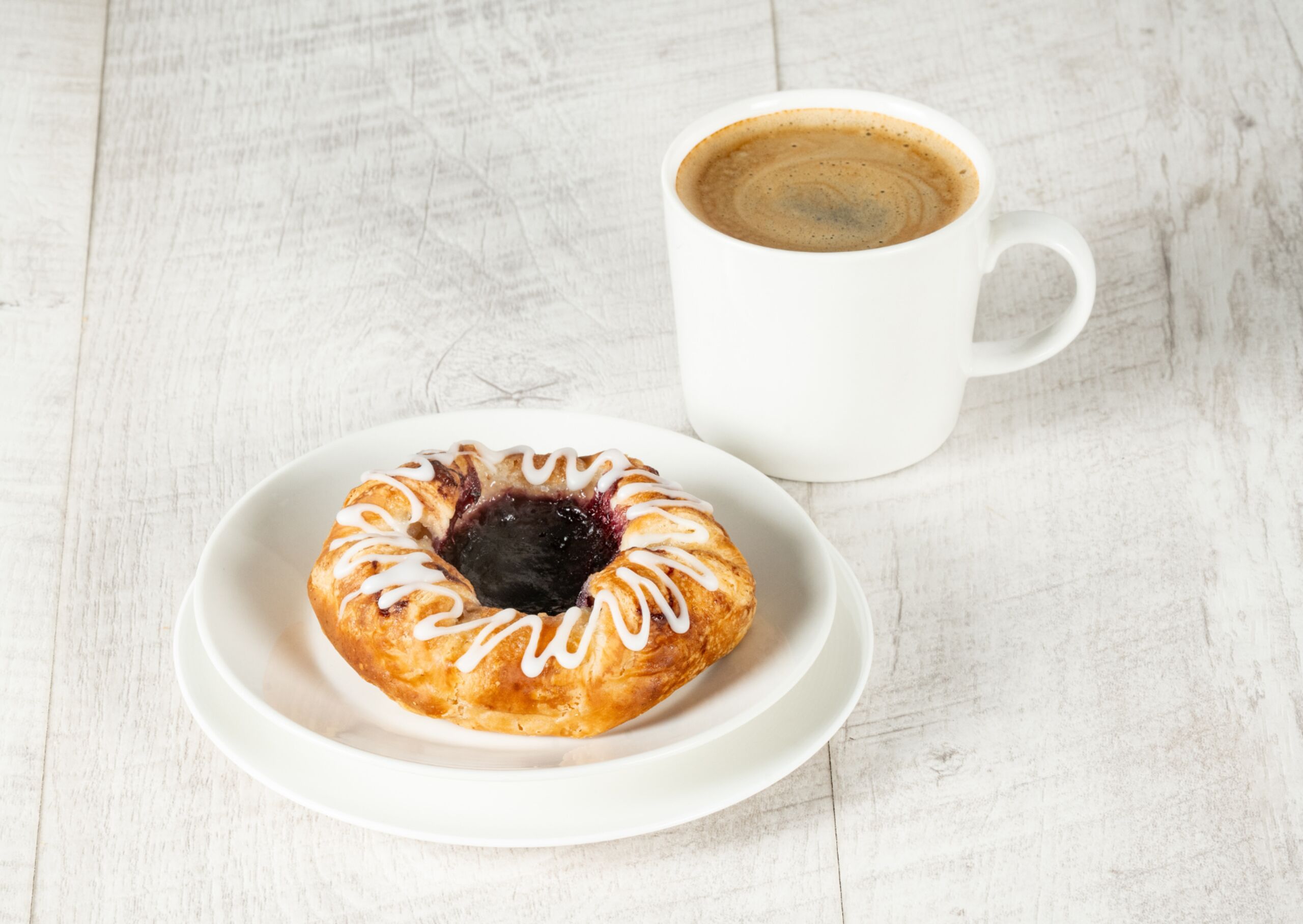 Schulstad-bakery-solutions-blueberry-crown-iced-styled